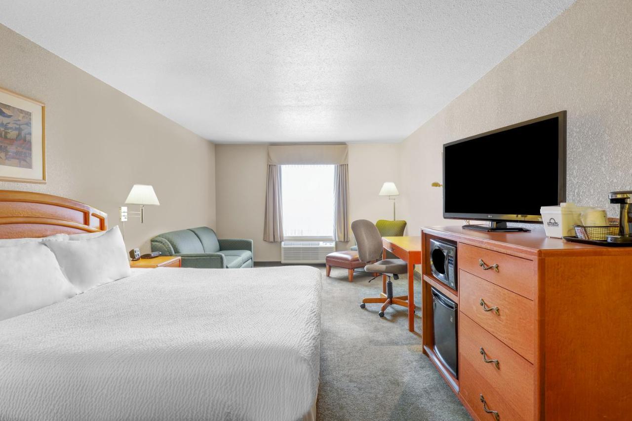 Days Inn By Wyndham Red Deer Dış mekan fotoğraf