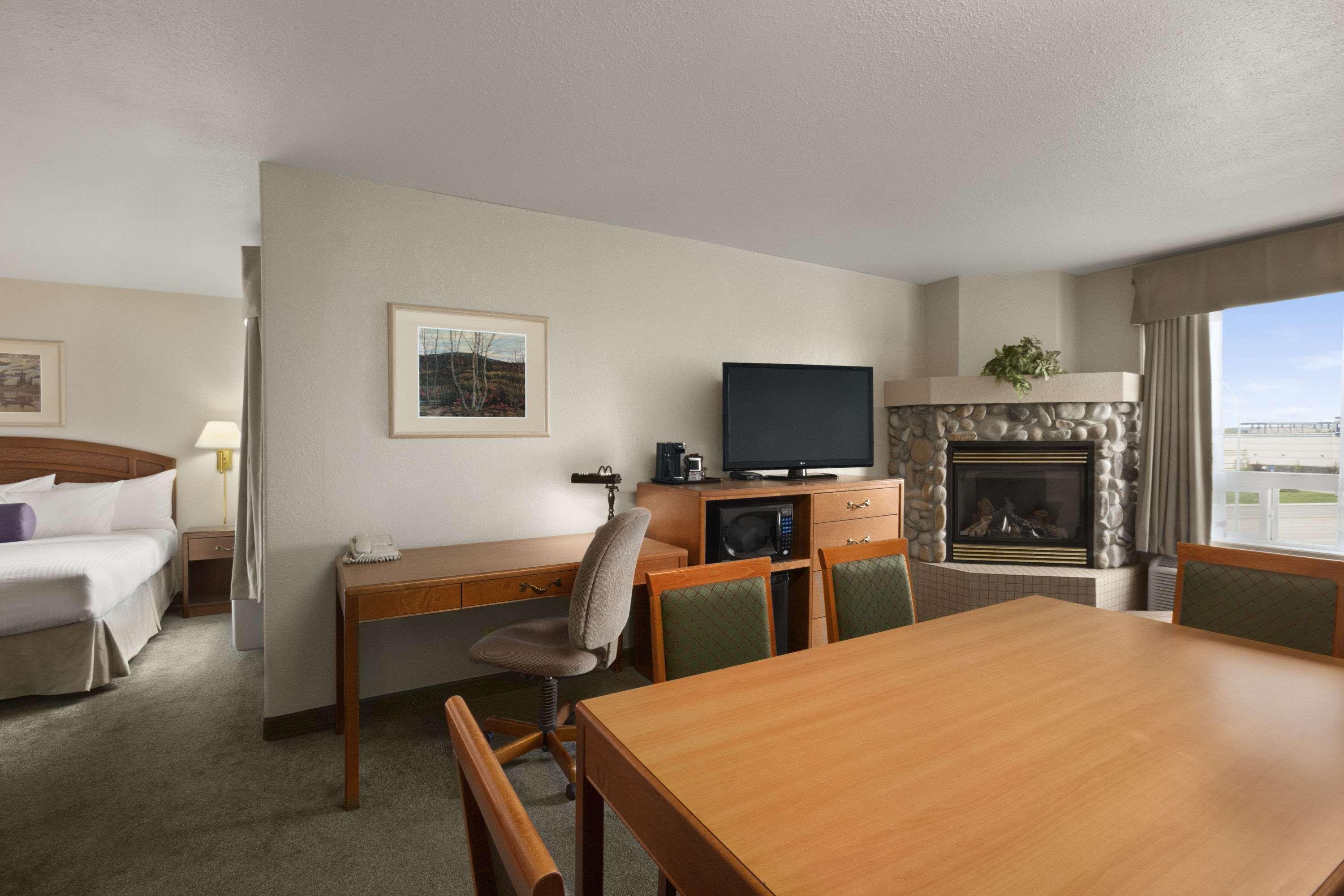 Days Inn By Wyndham Red Deer Dış mekan fotoğraf