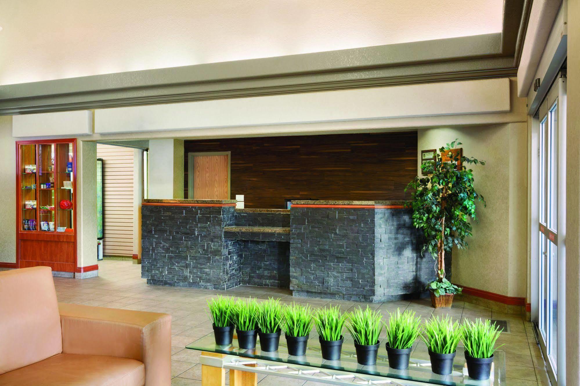 Days Inn By Wyndham Red Deer Dış mekan fotoğraf