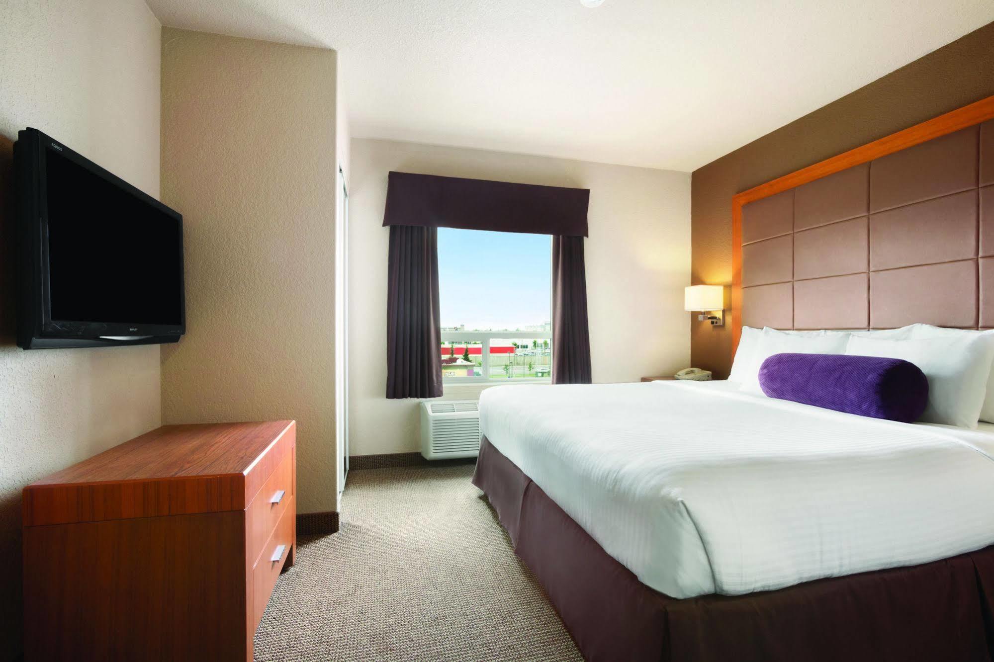 Days Inn By Wyndham Red Deer Dış mekan fotoğraf